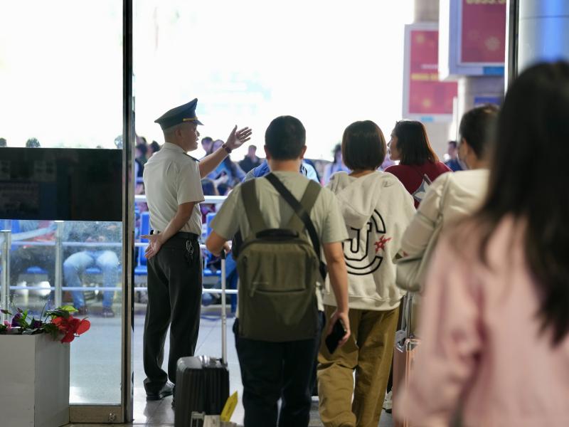 Xuyên đêm ở cửa ngõ không ngủ Tân Sơn Nhất cận Tết Bính Ngọ- Ảnh 18. Xuyên đêm ở cửa ngõ không ngủ Tân Sơn Nhất cận Tết Bính Ngọ- Ảnh 18.