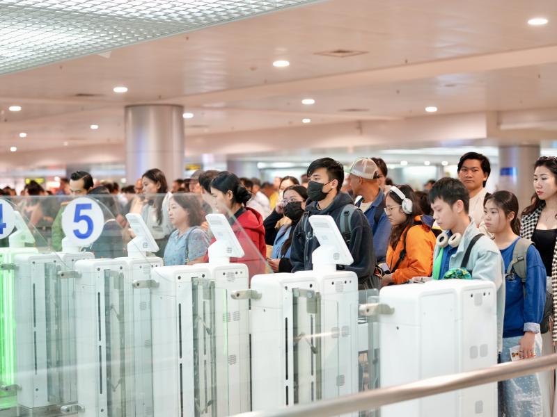 Xuyên đêm ở cửa ngõ không ngủ Tân Sơn Nhất cận Tết Bính Ngọ- Ảnh 1. Xuyên đêm ở cửa ngõ không ngủ Tân Sơn Nhất cận Tết Bính Ngọ- Ảnh 1.