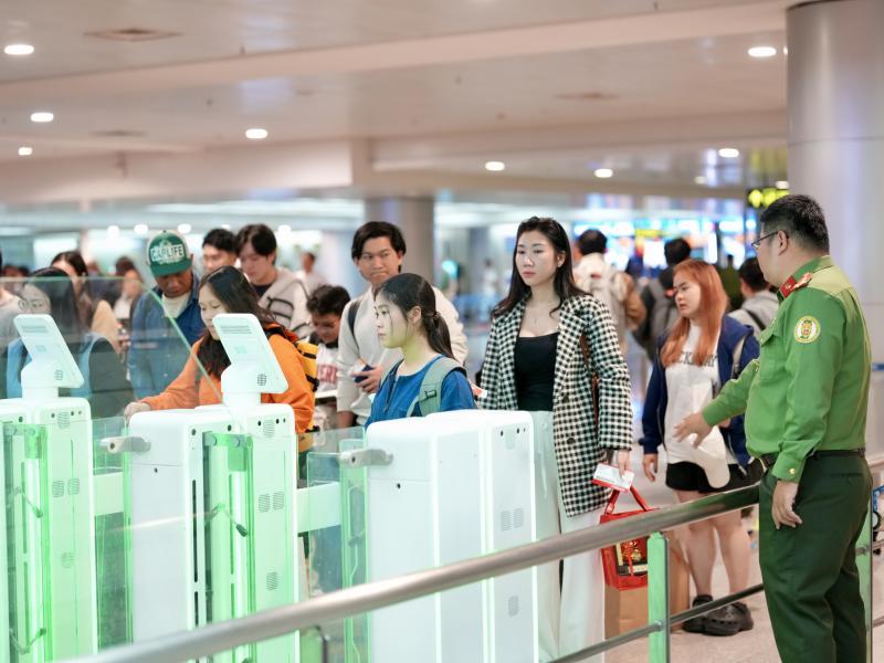 Xuyên đêm ở cửa ngõ không ngủ Tân Sơn Nhất cận Tết Bính Ngọ- Ảnh 15. Xuyên đêm ở cửa ngõ không ngủ Tân Sơn Nhất cận Tết Bính Ngọ- Ảnh 15.