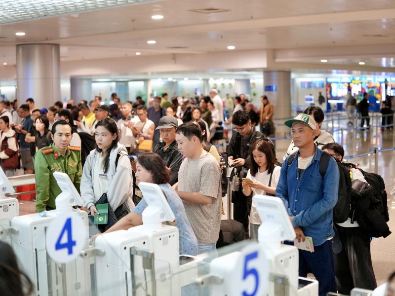 Xuyên đêm ở cửa ngõ không ngủ Tân Sơn Nhất cận Tết Bính Ngọ- Ảnh 3. Xuyên đêm ở cửa ngõ không ngủ Tân Sơn Nhất cận Tết Bính Ngọ- Ảnh 3.