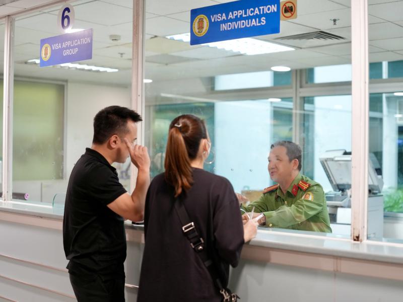 Xuyên đêm ở cửa ngõ không ngủ Tân Sơn Nhất cận Tết Bính Ngọ- Ảnh 13. Xuyên đêm ở cửa ngõ không ngủ Tân Sơn Nhất cận Tết Bính Ngọ- Ảnh 13.