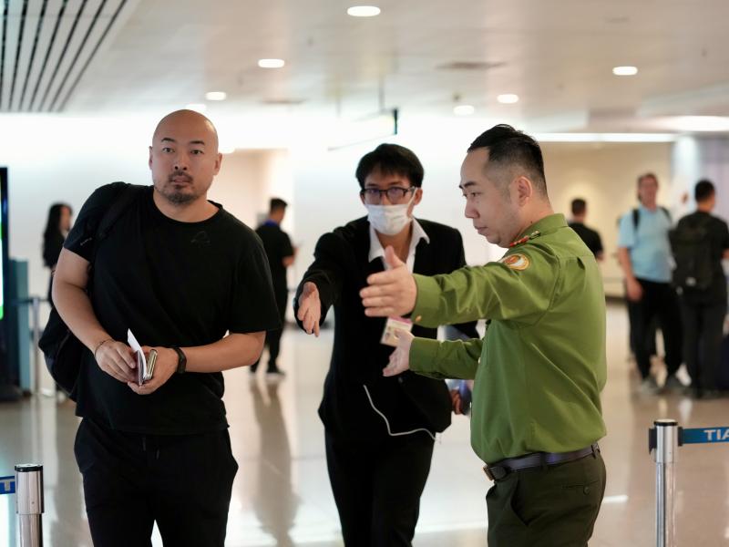 Xuyên đêm ở cửa ngõ không ngủ Tân Sơn Nhất cận Tết Bính Ngọ- Ảnh 21. Xuyên đêm ở cửa ngõ không ngủ Tân Sơn Nhất cận Tết Bính Ngọ- Ảnh 21.