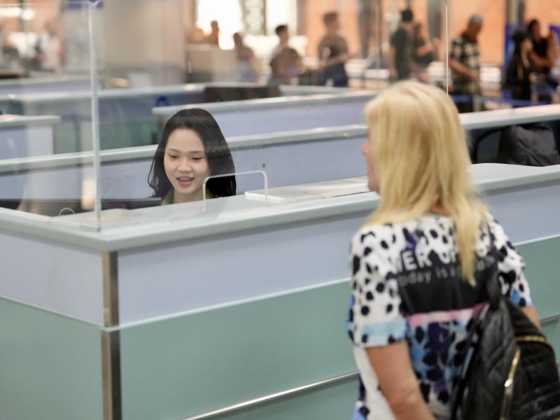 Xuyên đêm ở cửa ngõ không ngủ Tân Sơn Nhất cận Tết Bính Ngọ- Ảnh 11. Xuyên đêm ở cửa ngõ không ngủ Tân Sơn Nhất cận Tết Bính Ngọ- Ảnh 11.