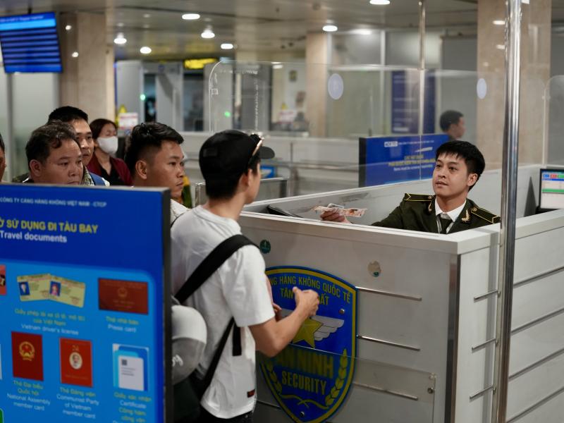 Xuyên đêm ở cửa ngõ không ngủ Tân Sơn Nhất cận Tết Bính Ngọ- Ảnh 16. Xuyên đêm ở cửa ngõ không ngủ Tân Sơn Nhất cận Tết Bính Ngọ- Ảnh 16.