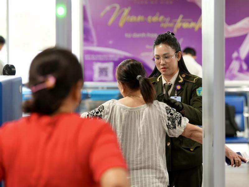 Xuyên đêm ở cửa ngõ không ngủ Tân Sơn Nhất cận Tết Bính Ngọ- Ảnh 20. Xuyên đêm ở cửa ngõ không ngủ Tân Sơn Nhất cận Tết Bính Ngọ- Ảnh 20.