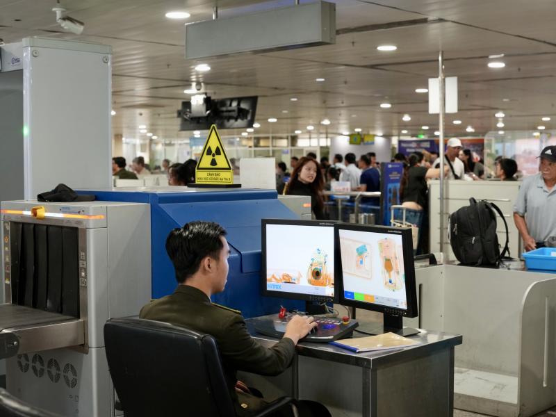 Xuyên đêm ở cửa ngõ không ngủ Tân Sơn Nhất cận Tết Bính Ngọ- Ảnh 17. Xuyên đêm ở cửa ngõ không ngủ Tân Sơn Nhất cận Tết Bính Ngọ- Ảnh 17.