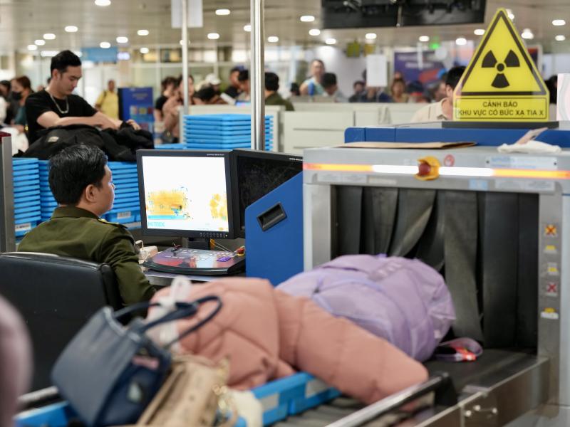Xuyên đêm ở cửa ngõ không ngủ Tân Sơn Nhất cận Tết Bính Ngọ- Ảnh 14. Xuyên đêm ở cửa ngõ không ngủ Tân Sơn Nhất cận Tết Bính Ngọ- Ảnh 14.