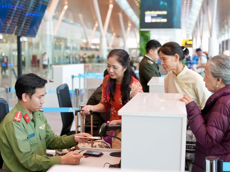 Xuyên đêm ở cửa ngõ không ngủ Tân Sơn Nhất cận Tết Bính Ngọ- Ảnh 8. Xuyên đêm ở cửa ngõ không ngủ Tân Sơn Nhất cận Tết Bính Ngọ- Ảnh 8.