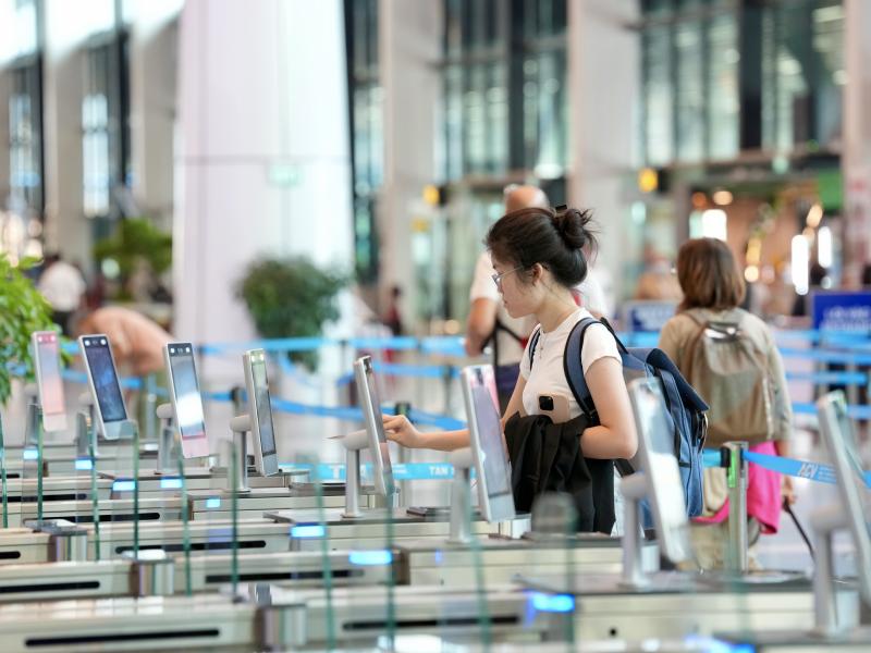 Xuyên đêm ở cửa ngõ không ngủ Tân Sơn Nhất cận Tết Bính Ngọ- Ảnh 4. Xuyên đêm ở cửa ngõ không ngủ Tân Sơn Nhất cận Tết Bính Ngọ- Ảnh 4.