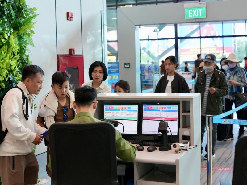 Xuyên đêm ở cửa ngõ không ngủ Tân Sơn Nhất cận Tết Bính Ngọ- Ảnh 2. Xuyên đêm ở cửa ngõ không ngủ Tân Sơn Nhất cận Tết Bính Ngọ- Ảnh 2.