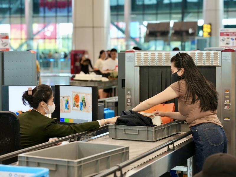 Xuyên đêm ở cửa ngõ không ngủ Tân Sơn Nhất cận Tết Bính Ngọ- Ảnh 7. Xuyên đêm ở cửa ngõ không ngủ Tân Sơn Nhất cận Tết Bính Ngọ- Ảnh 7.