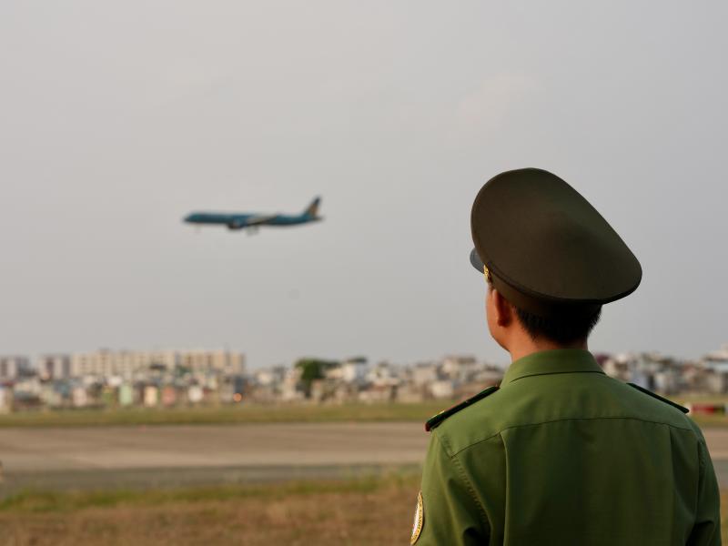 Xuyên đêm ở cửa ngõ không ngủ Tân Sơn Nhất cận Tết Bính Ngọ- Ảnh 9. Xuyên đêm ở cửa ngõ không ngủ Tân Sơn Nhất cận Tết Bính Ngọ- Ảnh 9.