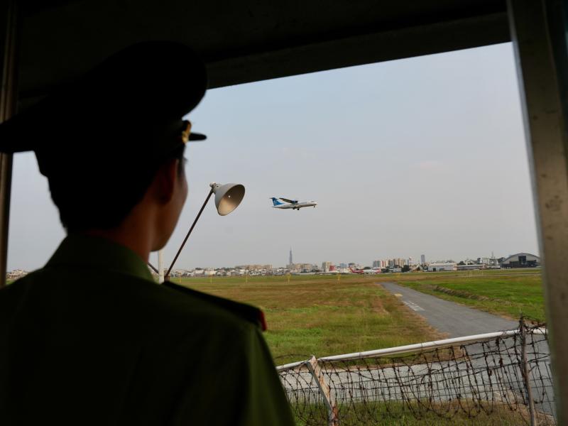 Xuyên đêm ở cửa ngõ không ngủ Tân Sơn Nhất cận Tết Bính Ngọ- Ảnh 22. Xuyên đêm ở cửa ngõ không ngủ Tân Sơn Nhất cận Tết Bính Ngọ- Ảnh 22.