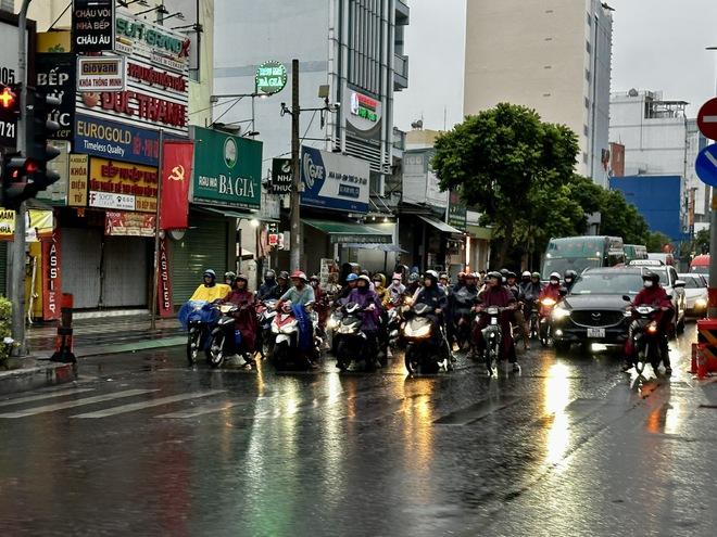 Sáng ngày vía Thần tài, TP.HCM mưa trái mùa trên diện rộng, cảnh báo mưa lớn- Ảnh 2. Sáng ngày vía Thần tài, TP.HCM mưa trái mùa trên diện rộng, cảnh báo mưa lớn- Ảnh 2.