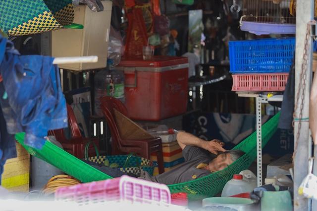 Xóm chợ nổi miền Tây ở TP.HCM với tết 'lạ': 'Lo tết thiên hạ trước, mình sau'- Ảnh 8. Xóm chợ nổi miền Tây ở TP.HCM với tết 'lạ': 'Lo tết thiên hạ trước, mình sau'- Ảnh 8.