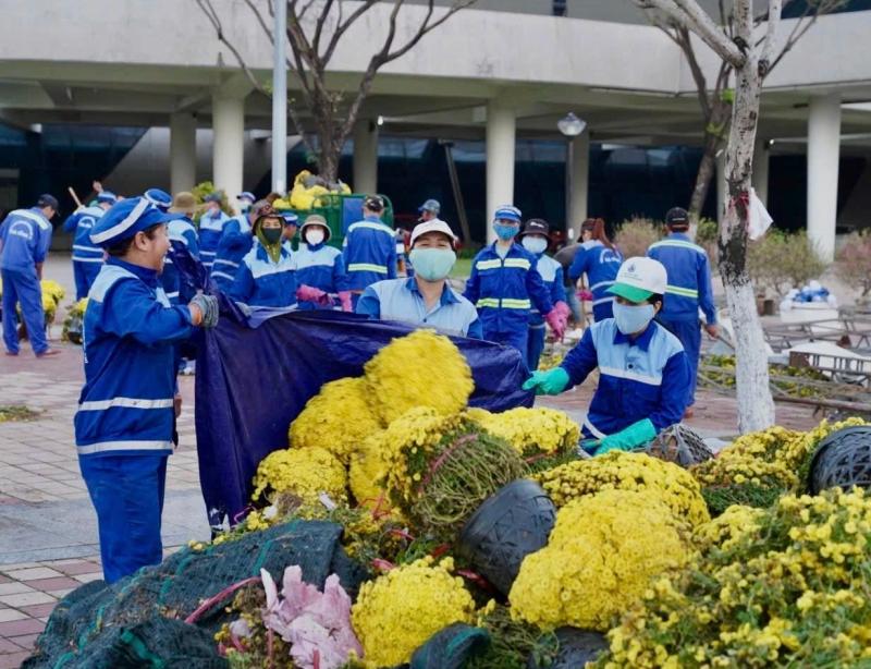 Công nhân môi trường lặng lẽ dọn rác trước giao thừa: 'Thấy phố sạch, chúng tôi ấm lòng'- Ảnh 1. Công nhân môi trường lặng lẽ dọn rác trước giao thừa: 'Thấy phố sạch, chúng tôi ấm lòng'- Ảnh 1.