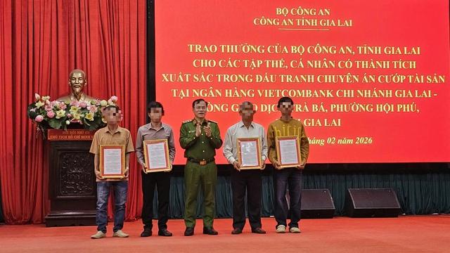 Thưởng nóng 5 người dân giúp phá nhanh vụ cướp ngân hàng tại Gia Lai- Ảnh 1. Thưởng nóng 5 người dân giúp phá nhanh vụ cướp ngân hàng tại Gia Lai- Ảnh 1.