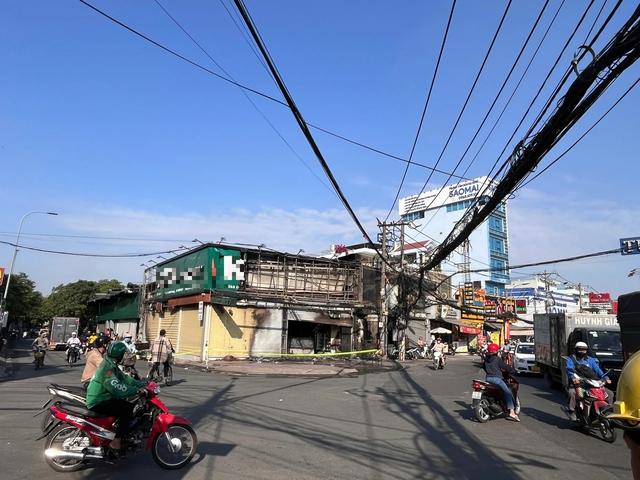 Cháy lớn tiệm bánh ngọt nổi tiếng ở TP.HCM- Ảnh 4. Cháy lớn tiệm bánh ngọt nổi tiếng ở TP.HCM- Ảnh 4.