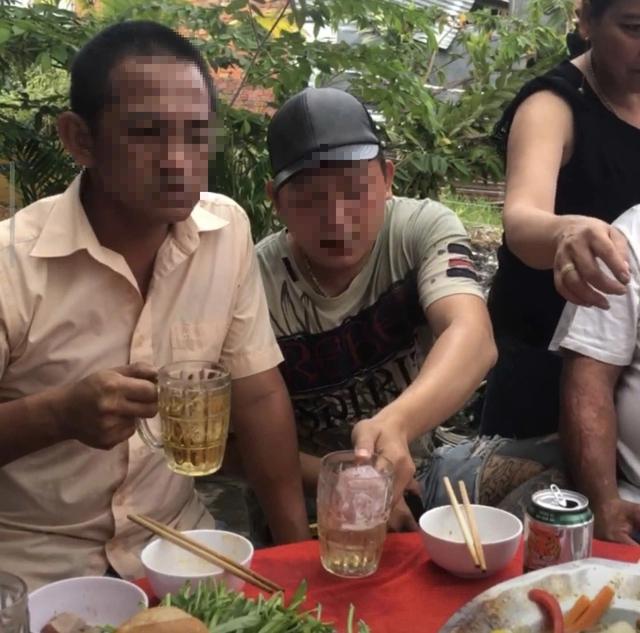 Ngày tết: Được mời rượu bia mừng xuân liên tục có thể gây căng thẳng ức chế- Ảnh 1. Ngày tết: Được mời rượu bia mừng xuân liên tục có thể gây căng thẳng ức chế- Ảnh 1.