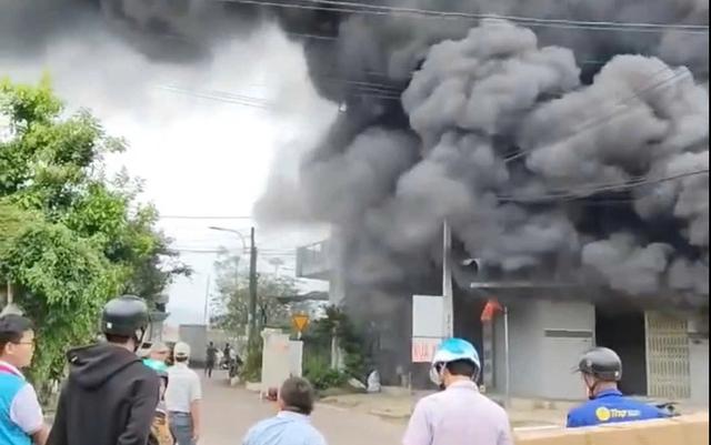 Cháy kho xe điện ở Gia Lai- Ảnh 1. Cháy kho xe điện ở Gia Lai- Ảnh 1.