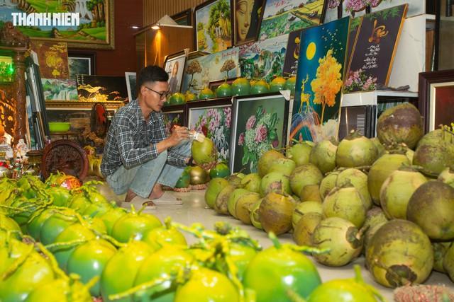 'Vẽ tết' lên trái dừa, kỹ sư trẻ ở Quảng Trị khoe tài, kiếm thêm tiền triệu- Ảnh 7. 'Vẽ tết' lên trái dừa, kỹ sư trẻ ở Quảng Trị khoe tài, kiếm thêm tiền triệu- Ảnh 7.