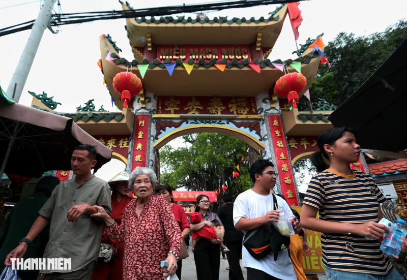 Nhộn nhịp người lấy 'lộc nước' từ mạch nước ngầm trăm năm ở TP.HCM- Ảnh 12. Nhộn nhịp người lấy 'lộc nước' từ mạch nước ngầm trăm năm ở TP.HCM- Ảnh 12.