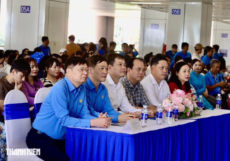 Cảnh xúc động trước giờ lên chuyến bay miễn phí về quê ăn tết 2026- Ảnh 2.