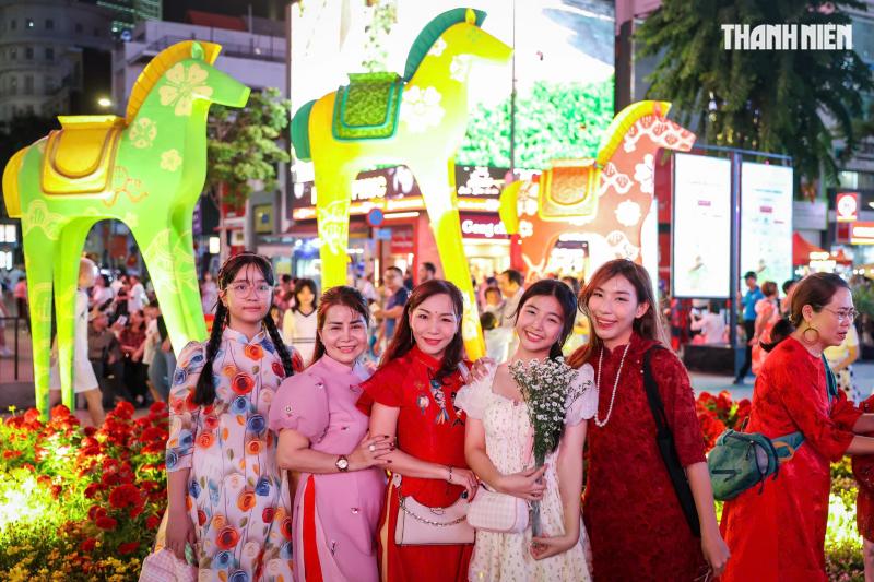 Giao thừa đêm 29 tết: Đông nghẹt người dân TP.HCM, du khách đến đường hoa Nguyễn Huệ - Ảnh 4.