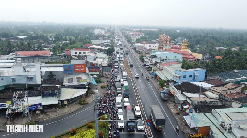 Tình hình giao thông tại các cửa ngõ về miền Tây chiều 24 tết- Ảnh 2. Tình hình giao thông tại các cửa ngõ về miền Tây chiều 24 tết- Ảnh 2.
