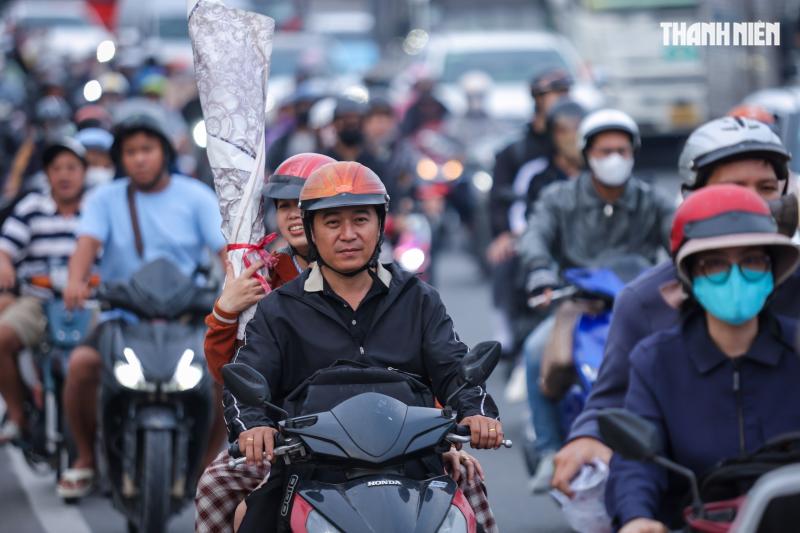 Biển người nối nhau từ TP.HCM về miền Tây chiều 26 tết, khổ vẫn về quê- Ảnh 10. Biển người nối nhau từ TP.HCM về miền Tây chiều 26 tết, khổ vẫn về quê- Ảnh 10.