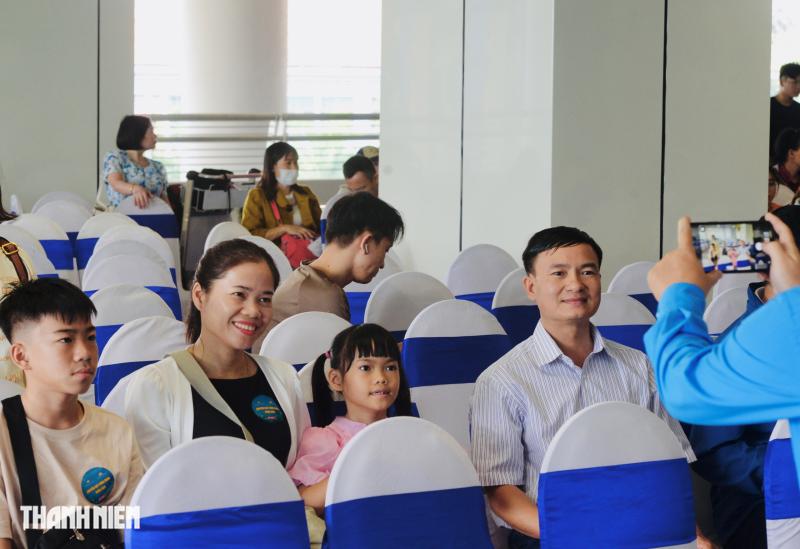 Cảnh xúc động trước giờ lên chuyến bay miễn phí về quê ăn tết 2026- Ảnh 3.