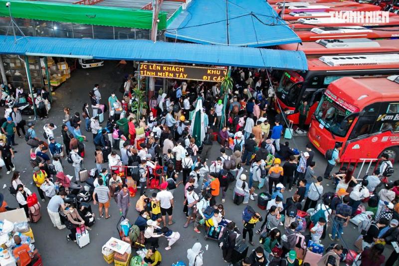 Biển người nối nhau từ TP.HCM về miền Tây chiều 26 tết, khổ vẫn về quê- Ảnh 16. Biển người nối nhau từ TP.HCM về miền Tây chiều 26 tết, khổ vẫn về quê- Ảnh 16.