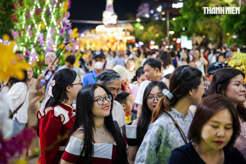 Giao thừa đêm 29 tết: Đông nghẹt người dân TP.HCM, du khách đến đường hoa Nguyễn Huệ - Ảnh 5.