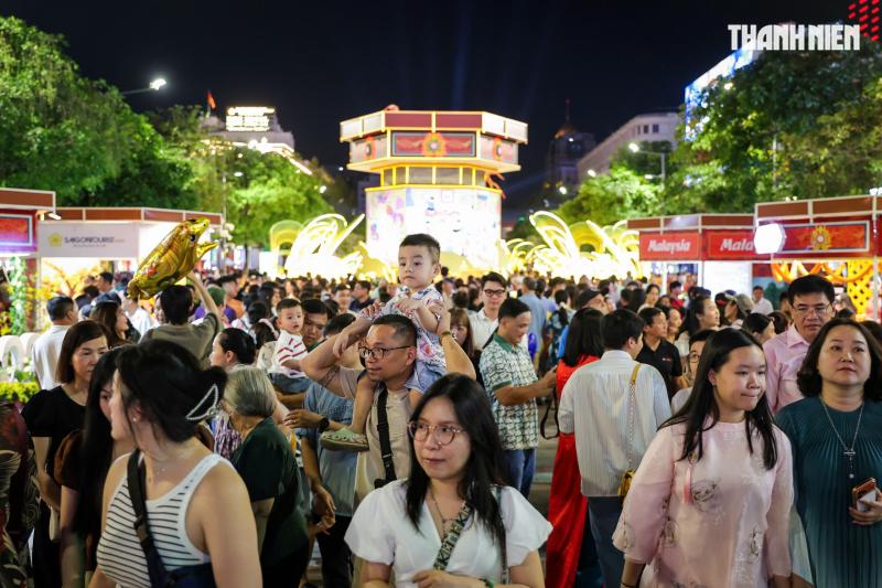 Giao thừa đêm 29 tết: Đông nghẹt người dân TP.HCM, du khách đến đường hoa Nguyễn Huệ - Ảnh 3.