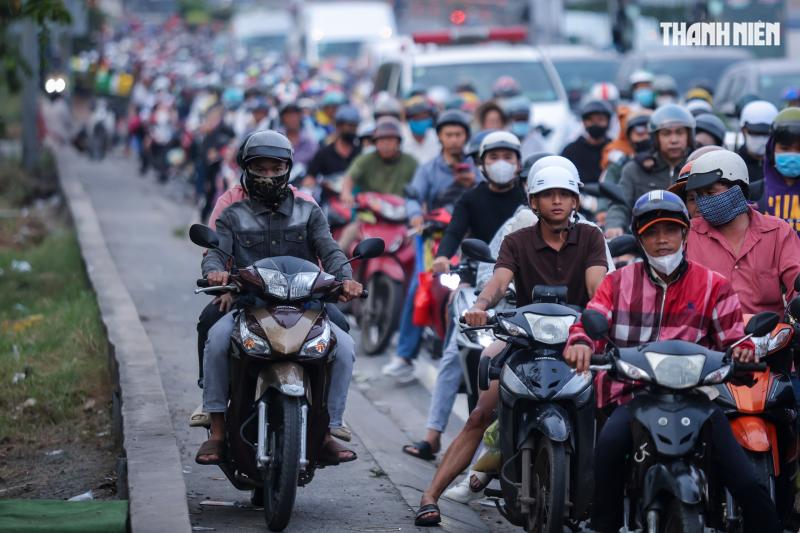 Biển người nối nhau từ TP.HCM về miền Tây chiều 26 tết, khổ vẫn về quê- Ảnh 11. Biển người nối nhau từ TP.HCM về miền Tây chiều 26 tết, khổ vẫn về quê- Ảnh 11.