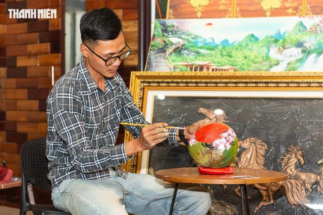 'Vẽ tết' lên trái dừa, kỹ sư trẻ ở Quảng Trị khoe tài, kiếm thêm tiền triệu- Ảnh 1. 'Vẽ tết' lên trái dừa, kỹ sư trẻ ở Quảng Trị khoe tài, kiếm thêm tiền triệu- Ảnh 1.