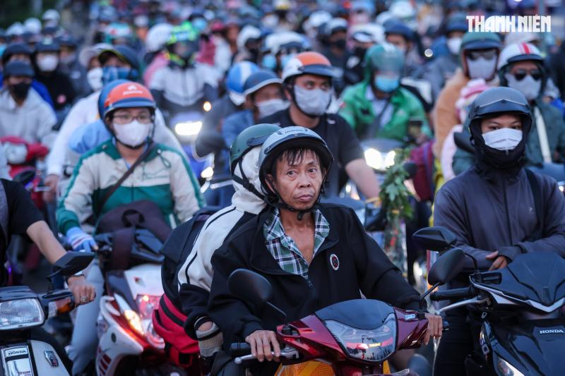 Biển người nối nhau từ TP.HCM về miền Tây chiều 26 tết, khổ vẫn về quê- Ảnh 15. Biển người nối nhau từ TP.HCM về miền Tây chiều 26 tết, khổ vẫn về quê- Ảnh 15.