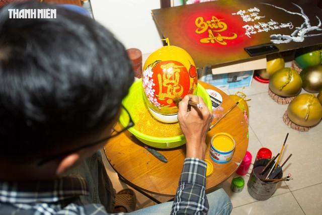 'Vẽ tết' lên trái dừa, kỹ sư trẻ ở Quảng Trị khoe tài, kiếm thêm tiền triệu- Ảnh 6. 'Vẽ tết' lên trái dừa, kỹ sư trẻ ở Quảng Trị khoe tài, kiếm thêm tiền triệu- Ảnh 6.