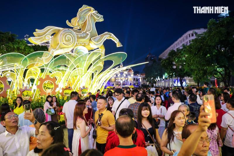 Giao thừa đêm 29 tết: Đông nghẹt người dân TP.HCM, du khách đến đường hoa Nguyễn Huệ - Ảnh 6.