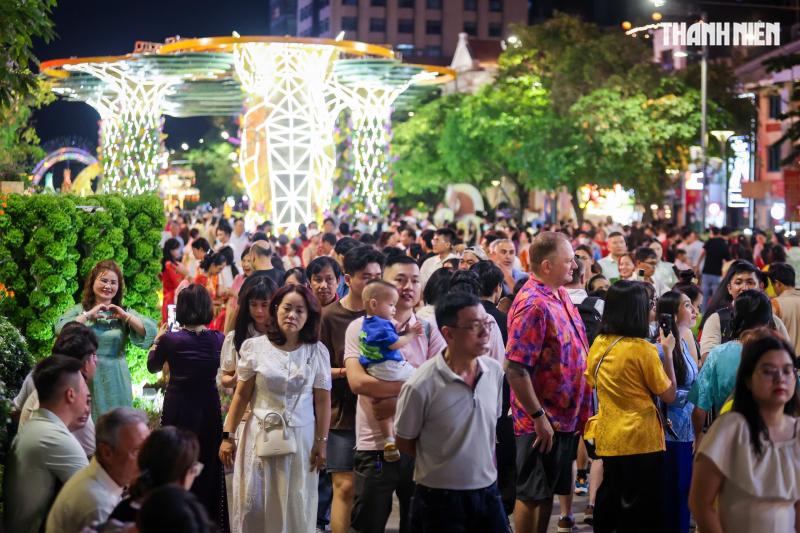 Giao thừa đêm 29 tết: Đông nghẹt người dân TP.HCM, du khách đến đường hoa Nguyễn Huệ - Ảnh 2.