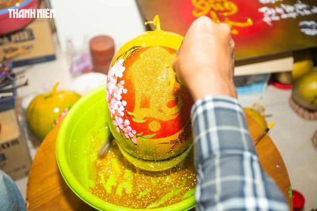 'Vẽ tết' lên trái dừa, kỹ sư trẻ ở Quảng Trị khoe tài, kiếm thêm tiền triệu- Ảnh 5. 'Vẽ tết' lên trái dừa, kỹ sư trẻ ở Quảng Trị khoe tài, kiếm thêm tiền triệu- Ảnh 5.