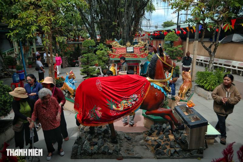 Nhộn nhịp người lấy 'lộc nước' từ mạch nước ngầm trăm năm ở TP.HCM- Ảnh 9. Nhộn nhịp người lấy 'lộc nước' từ mạch nước ngầm trăm năm ở TP.HCM- Ảnh 9.
