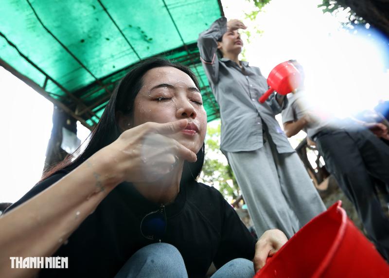 Nhộn nhịp người lấy 'lộc nước' từ mạch nước ngầm trăm năm ở TP.HCM- Ảnh 8. Nhộn nhịp người lấy 'lộc nước' từ mạch nước ngầm trăm năm ở TP.HCM- Ảnh 8.
