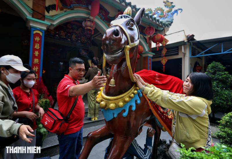 Nhộn nhịp người lấy 'lộc nước' từ mạch nước ngầm trăm năm ở TP.HCM- Ảnh 10. Nhộn nhịp người lấy 'lộc nước' từ mạch nước ngầm trăm năm ở TP.HCM- Ảnh 10.