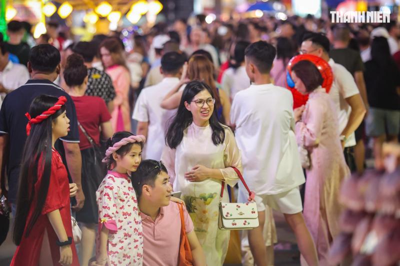 Giao thừa đêm 29 tết: Đông nghẹt người dân TP.HCM, du khách đến đường hoa Nguyễn Huệ - Ảnh 7.