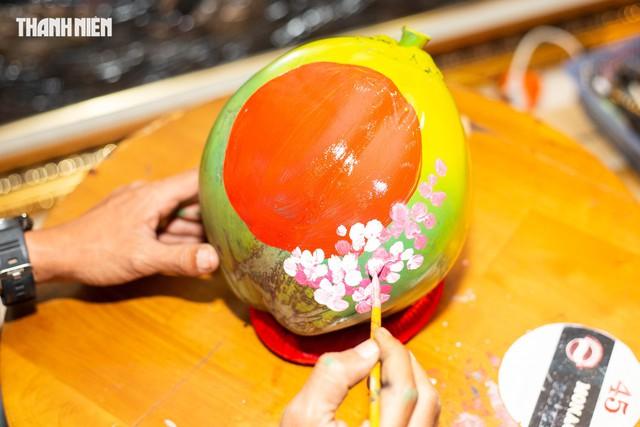 'Vẽ tết' lên trái dừa, kỹ sư trẻ ở Quảng Trị khoe tài, kiếm thêm tiền triệu- Ảnh 4. 'Vẽ tết' lên trái dừa, kỹ sư trẻ ở Quảng Trị khoe tài, kiếm thêm tiền triệu- Ảnh 4.