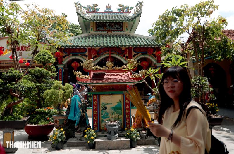 Nhộn nhịp người lấy 'lộc nước' từ mạch nước ngầm trăm năm ở TP.HCM- Ảnh 1. Nhộn nhịp người lấy 'lộc nước' từ mạch nước ngầm trăm năm ở TP.HCM- Ảnh 1.