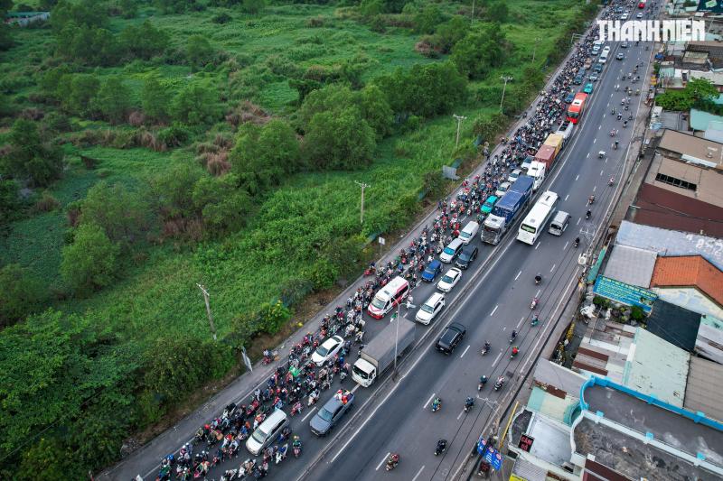 Biển người nối nhau từ TP.HCM về miền Tây chiều 26 tết, khổ vẫn về quê- Ảnh 6. Biển người nối nhau từ TP.HCM về miền Tây chiều 26 tết, khổ vẫn về quê- Ảnh 6.