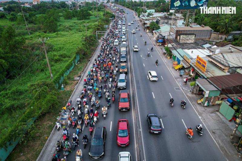 Biển người nối nhau từ TP.HCM về miền Tây chiều 26 tết, khổ vẫn về quê- Ảnh 1. Biển người nối nhau từ TP.HCM về miền Tây chiều 26 tết, khổ vẫn về quê- Ảnh 1.