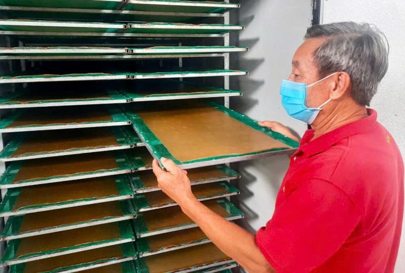 Cận tết, làng bánh phồng tôm ở Cà Mau tăng tốc, đơn hàng tăng 30% - Ảnh 3.